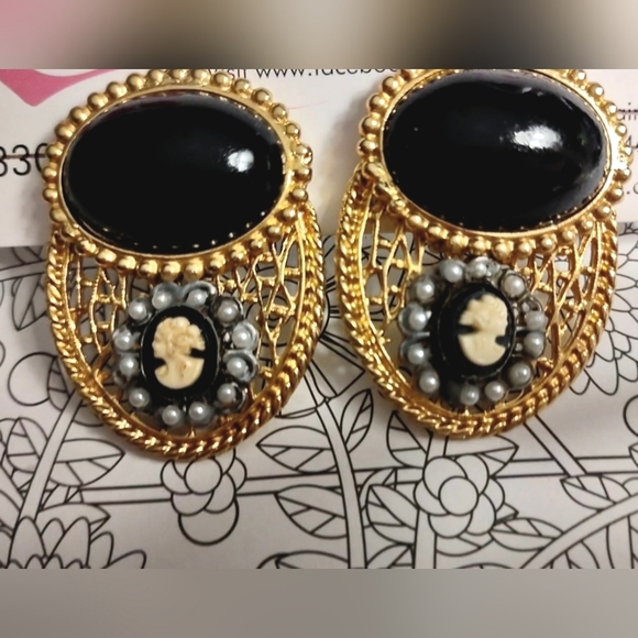 Vintage Clip-on Gold & Black Earrings - Picture 5 of 14